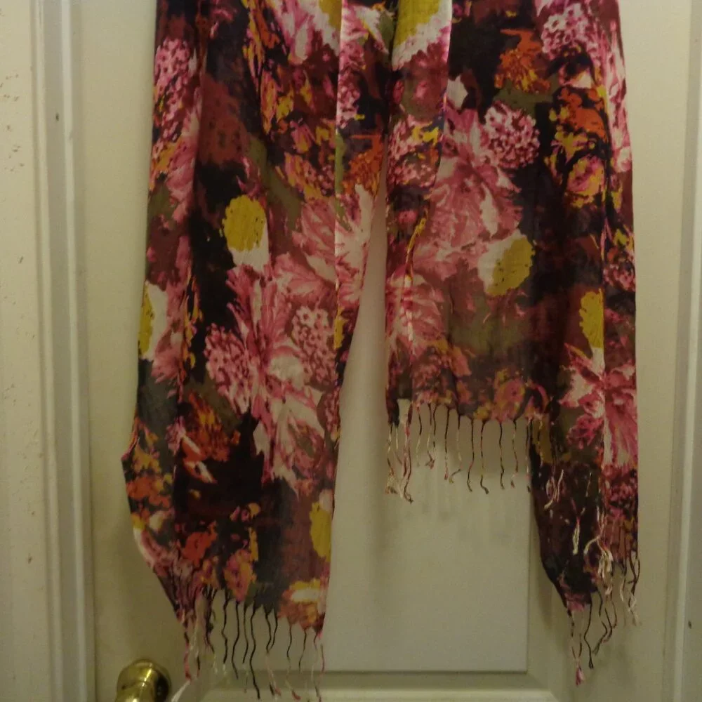 OLD WORLDE STYLED BIG PINK DIFFUSED FLORALS PRINT SCARF W FRINGE